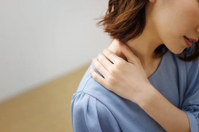 首・肩・背中のコリ改善施術のイメージ